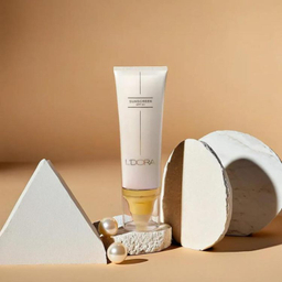 کرم ضد آفتاب بی رنگ لدورا مدل SPF50 کد 01 حجم 80 میلی‌لیتر
