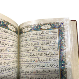 کتاب قرآن کریم با کاغذ معطر لبه طلا انتشارات بصیر همراه با جعبه نفیس