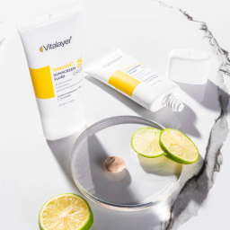 فلوئید ضدآفتاب بی رنگ ویتالیر SPF 50 مدل Vitamin C مناسب انواع پوست حجم 50 میلی لیتر