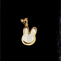 پلاک گردنبند طلا 18 عیار زنانه مدل لبوبو رنگ سفید پاستیلی