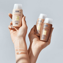 کرم ضد آفتاب رنگی ایزدین SPF 50 مدل فیوژن واتر مناسب برای انواع پوست حجم 50 میلی‌ لیتر