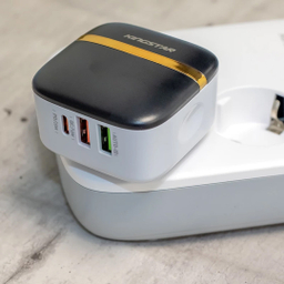شارژر دیواری 32 وات کینگ استار مدل KW196 PD به همراه کابل USB-C