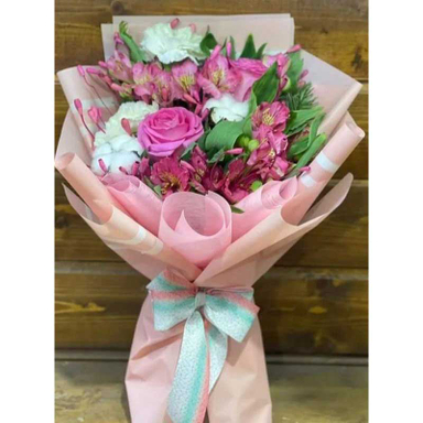 دسته گل طبیعی رز و آلسترومریا و میخک مدل میکس