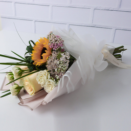 دسته گل طبیعی گل بازار مدل رز و آفتابگردان توکا