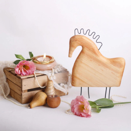 مجسمه کارکیا طرح اسب چوبین