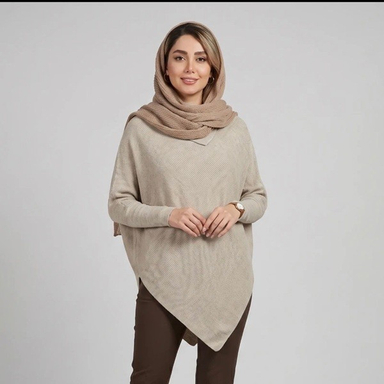 پانچو زنانه مدل یقه نیمه اسکی مثلثی رنگ کرم