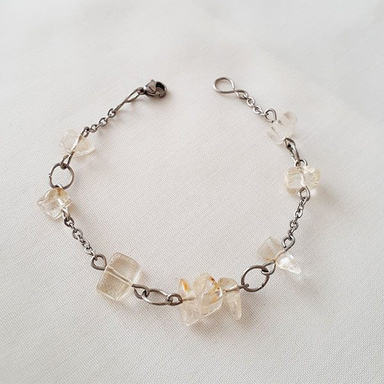 دستبند دستساز زنانه با سنگ سیترین طرح نقره ی 1